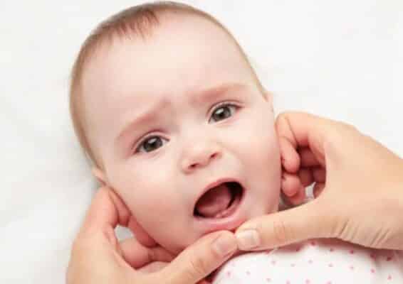 mẹ giúp vệ sinh miệng cho bé