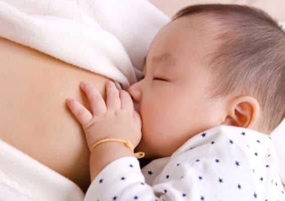 Cho bé bú đúng cách tránh bị nôn trớ