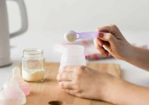 Pha sữa đúng cách tránh bé bị sôi bụng