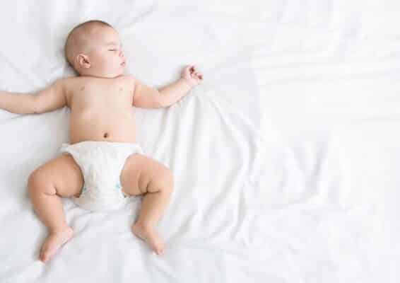 Tư thế ngủ nằm ngửa của bé